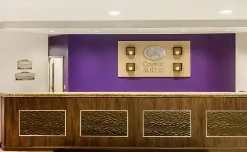 Comfort Suites Maingate East - 43