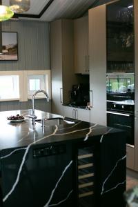 Дом на берегу лесного озера - 12
