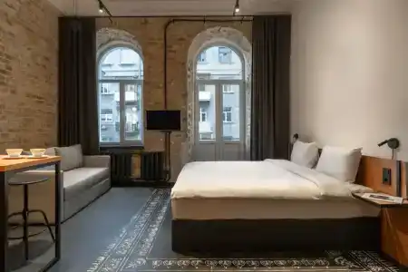 Globe Runner & Hostel - 0