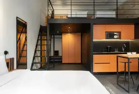 Globe Runner & Hostel - 4