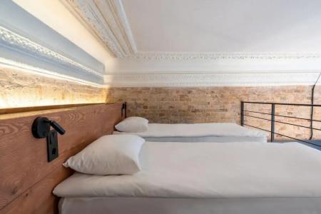 Globe Runner & Hostel - 35