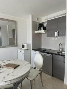 Appart-Hôtel Le Trianon - 11