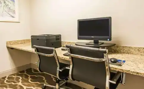 Comfort Suites Maingate East - 21