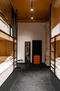 Globe Runner & Hostel - 80