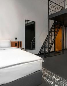 Globe Runner & Hostel - 41