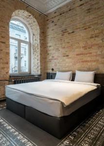 Globe Runner & Hostel - 49