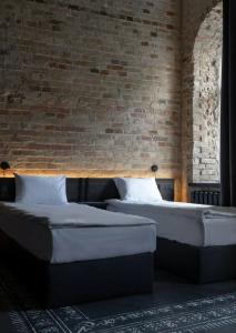 Globe Runner & Hostel - 20