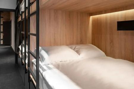 Globe Runner & Hostel - 26