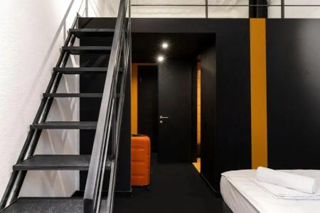 Globe Runner & Hostel - 16