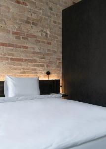 Globe Runner & Hostel - 63