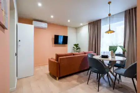 Современная студия Голубая с ванной у озера - 18