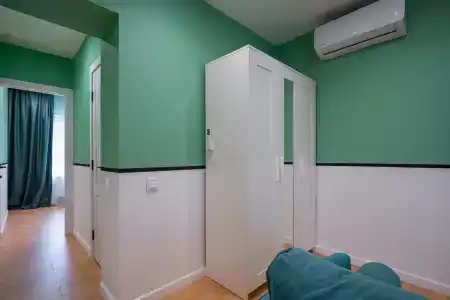 Современная студия Голубая с ванной у озера - 44