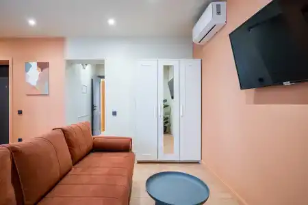 Современная студия Голубая с ванной у озера - 64