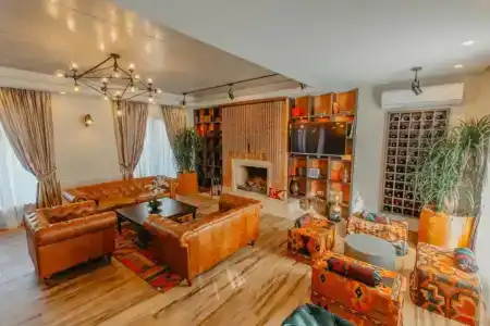 Seventeen Rooms - 32