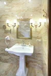 Theatre Boutique Apart-Hotel - 17