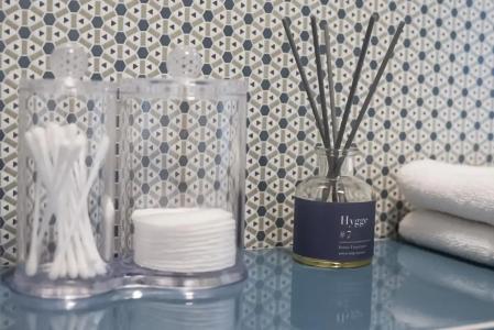 Современная студия Голубая с ванной у озера - 37