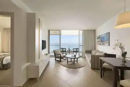 Ramada & Suites by Wyndham Netanya - 39