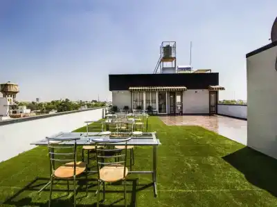 FabSapphire Inn - 18