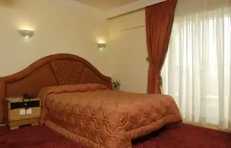 Kenzi Europa - 4