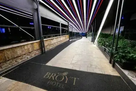 Broyt Suites - 10