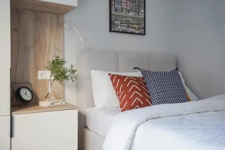 Современная студия Голубая с ванной у озера - 7