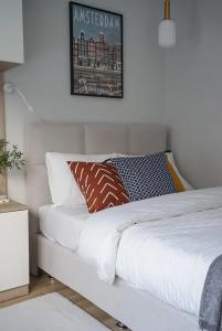 Современная студия Голубая с ванной у озера - 29