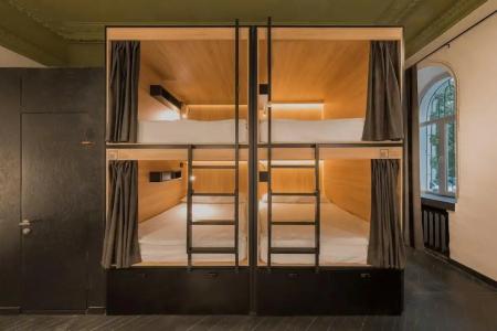 Globe Runner & Hostel - 9