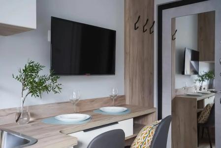 Современная студия Голубая с ванной у озера - 49