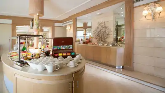 Crowne Plaza Dubai, an IHG - 9