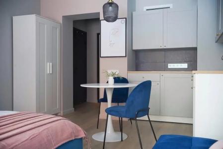 Современная студия Голубая с ванной у озера - 50