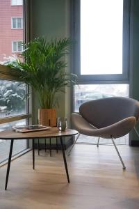 Современная студия Голубая с ванной у озера - 27