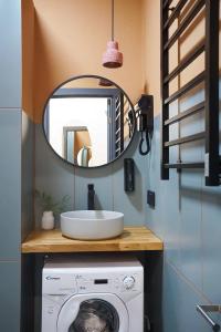 Современная студия Голубая с ванной у озера - 30