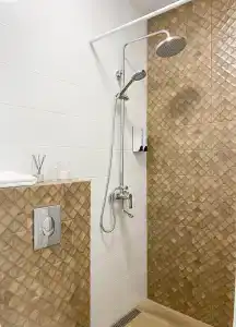 Современная студия Голубая с ванной у озера - 55