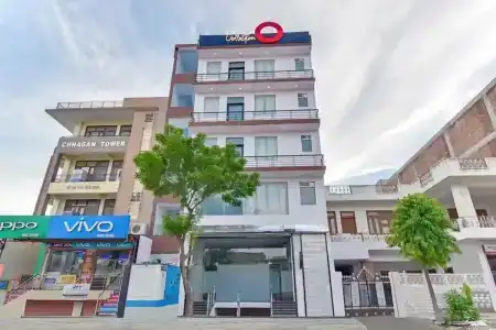 Vaccinated Staff- Collection O 40206 Govind Marg - 3