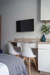 Современная студия Голубая с ванной у озера - 74