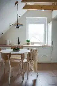 Современная студия Голубая с ванной у озера - 23