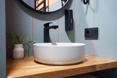 Современная студия Голубая с ванной у озера - 31