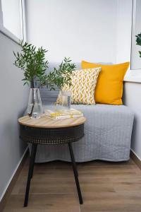 Современная студия Голубая с ванной у озера - 83