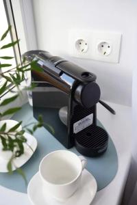 Современная студия Голубая с ванной у озера - 79