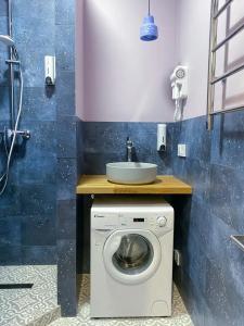 Современная студия Голубая с ванной у озера - 38