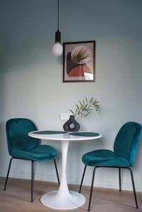 Современная студия Голубая с ванной у озера - 73