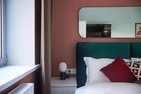 Современная студия Голубая с ванной у озера - 72