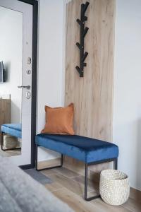 Современная студия Голубая с ванной у озера - 54