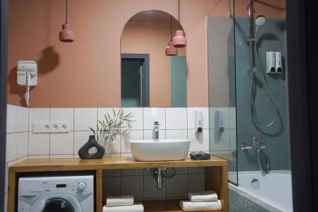 Современная студия Голубая с ванной у озера - 78