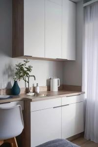 Современная студия Голубая с ванной у озера - 57