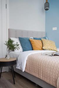 Современная студия Голубая с ванной у озера - 77