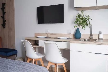 Современная студия Голубая с ванной у озера - 60