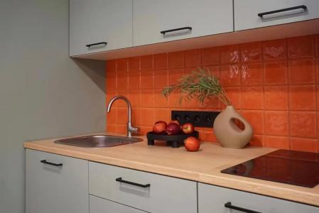 Современная студия Голубая с ванной у озера - 14