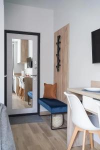 Современная студия Голубая с ванной у озера - 25