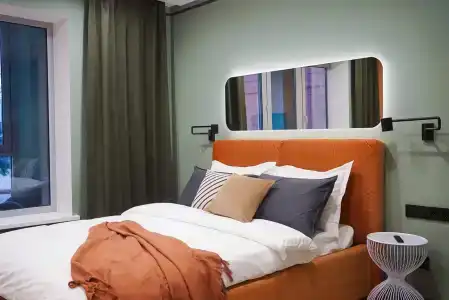 Современная студия Голубая с ванной у озера - 21